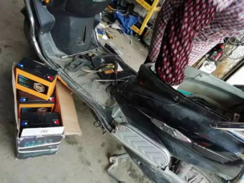 電動(dòng)車蓄電池用多久需要換新 加補(bǔ)充液管用嗎